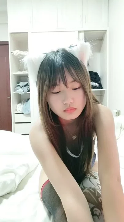 小柄なルルが猫耳とランジェリーを身に着けたソロマスターベーションシーン のスクリーンショット 6