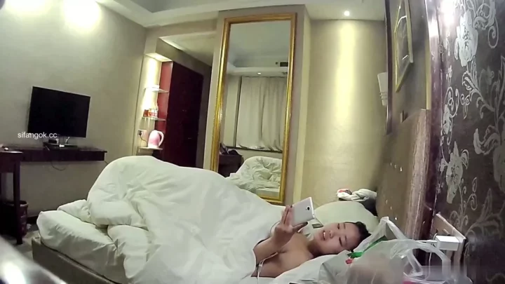 Screenshot 6 from Cici’s Hotel Room Livestream — Wet Pussy Play with Earphone Cable Toy