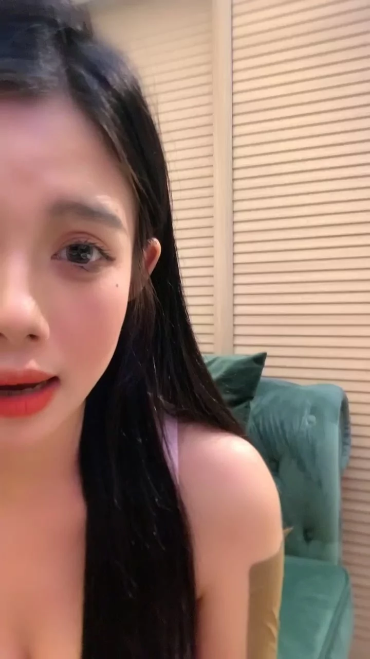 動画を再生:FC2アマチュアソロ — ランジェリーを着た小柄な日本人ミンミンが親密なPOVセッション中に顔を見せる