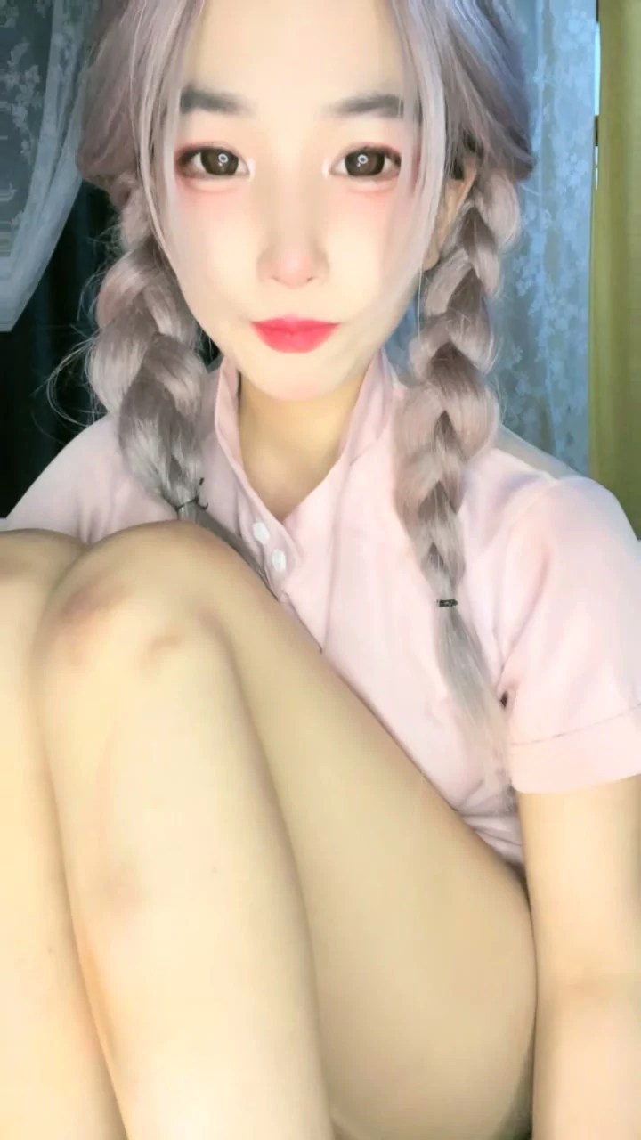 動画を再生:Solo Asian Nurse in Pink Teases with Dildo — Stockings & Shaved Pussy on Display