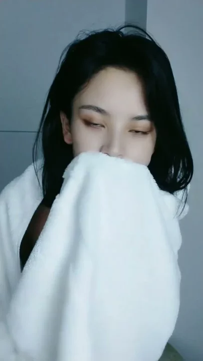 Asian Petite Takes Interracial Creampie — POV Blowjob Leads to Steamy Shower Scene のスクリーンショット 8