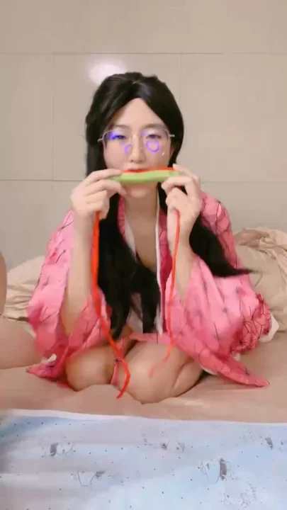 Blue Satin Fantasy — Glasses-Wearing Asian Tease Rides Toy in Intimate POV のスクリーンショット 10