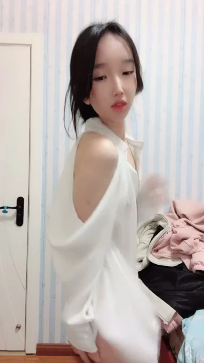 Uncensored Asian Solo Play — Petite Performer Reveals Face in Self-Recorded Session のスクリーンショット 3