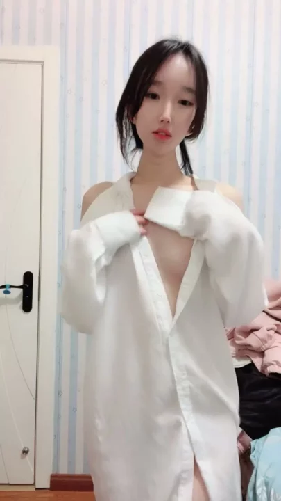 Uncensored Asian Solo Play — Petite Performer Reveals Face in Self-Recorded Session のスクリーンショット 4