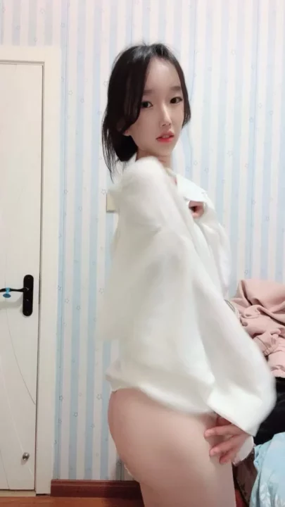 Uncensored Asian Solo Play — Petite Performer Reveals Face in Self-Recorded Session のスクリーンショット 5