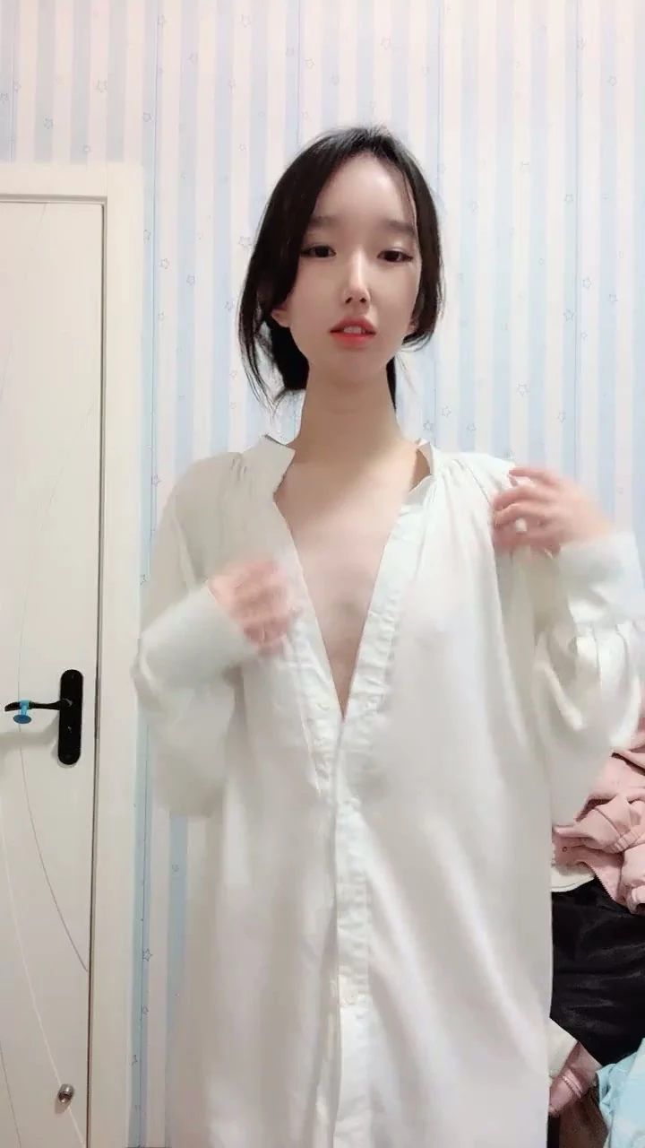 動画を再生:Uncensored Asian Solo Play — Petite Performer Reveals Face in Self-Recorded Session