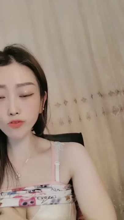 アジアのアマチュアミミがソロライブストリーム中にピンクのランジェリーで flirt しています のスクリーンショット 2