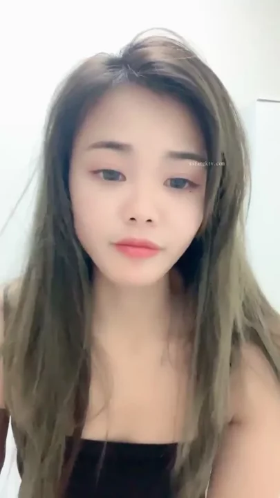 Screenshot 11 from Yiyi Livestreams Solo in Beige Hoodie — Asian Selfie Masturbation