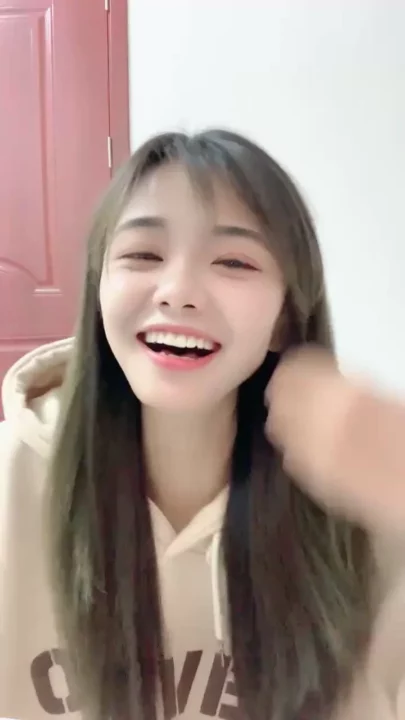Screenshot 1 from Yiyi Livestreams Solo in Beige Hoodie — Asian Selfie Masturbation