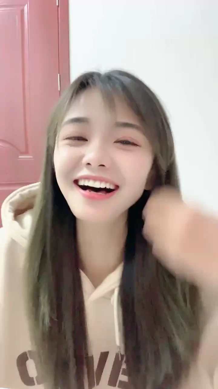 Play video: Yiyi Livestreams Solo in Beige Hoodie — Asian Selfie Masturbation