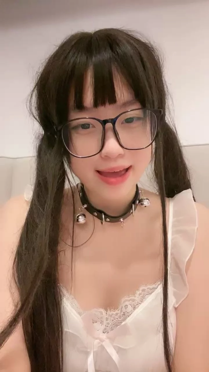 Play video: Tongtong’s Intimate Solo Session — Glasses, Twin Pigtails & Lingerie Self-Play