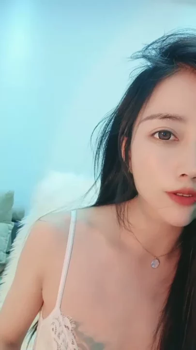 Lingerie-Clad Japanese Amateur Goes Solo — Full Face Visible in POV Masturbation のスクリーンショット 3