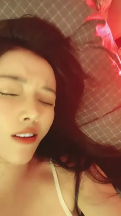 Lingerie-Clad Japanese Amateur Goes Solo — Full Face Visible in POV Masturbation のスクリーンショット 10