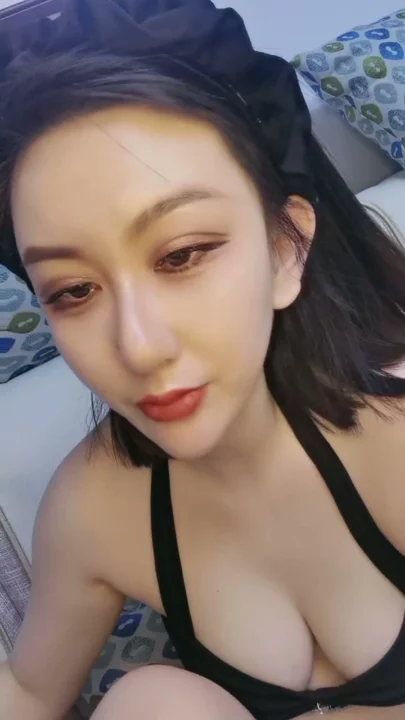 Lingerie-Clad Asian Amateur with Curves — Solo Tease Featuring Satin Bonnet のスクリーンショット 2