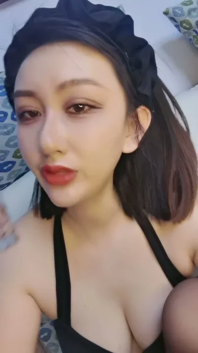 Lingerie-Clad Asian Amateur with Curves — Solo Tease Featuring Satin Bonnet のスクリーンショット 3