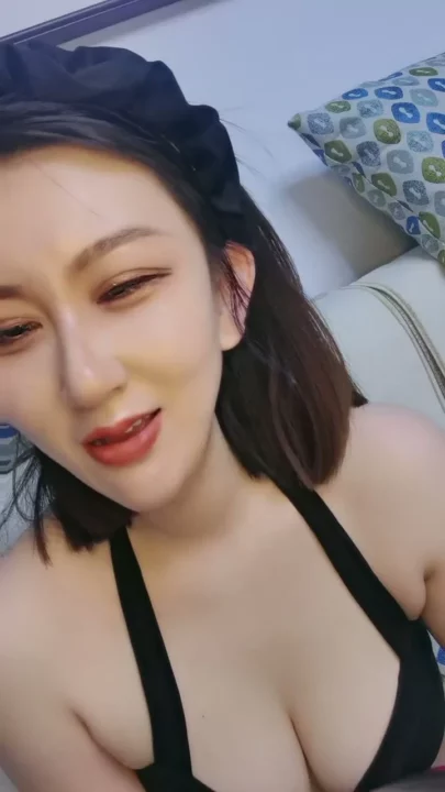 Lingerie-Clad Asian Amateur with Curves — Solo Tease Featuring Satin Bonnet のスクリーンショット 5