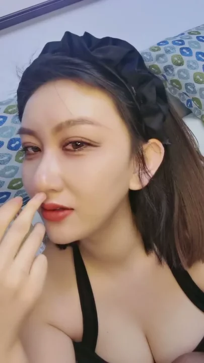 Lingerie-Clad Asian Amateur with Curves — Solo Tease Featuring Satin Bonnet のスクリーンショット 6