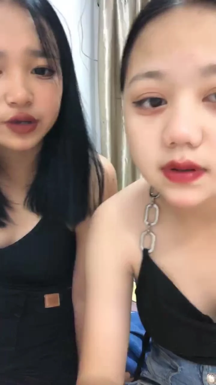 動画を再生:East Asian Amateur Pair in Revealing Lingerie — First Time on Camera with Vibrator Action
