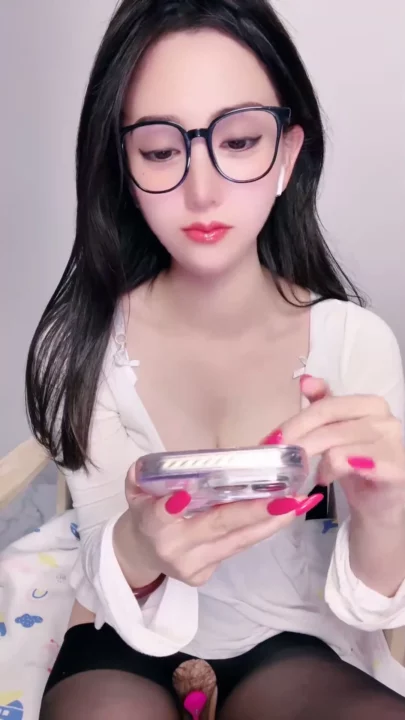 Screenshot 2 from Glasses-Wearing Asian Solo Play with Vibrator — Raw FC2-Style Stream #125224