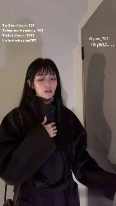 Nurse Cosplay POV — Asian Escort in Lingerie Reveals Face During Amateur Shoot のスクリーンショット 3