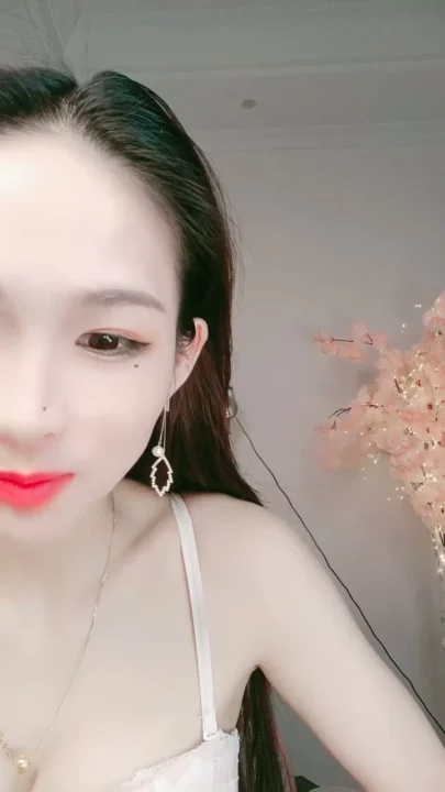 Petite Asian Model Teases in White Lingerie During Solo Livestream のスクリーンショット 11