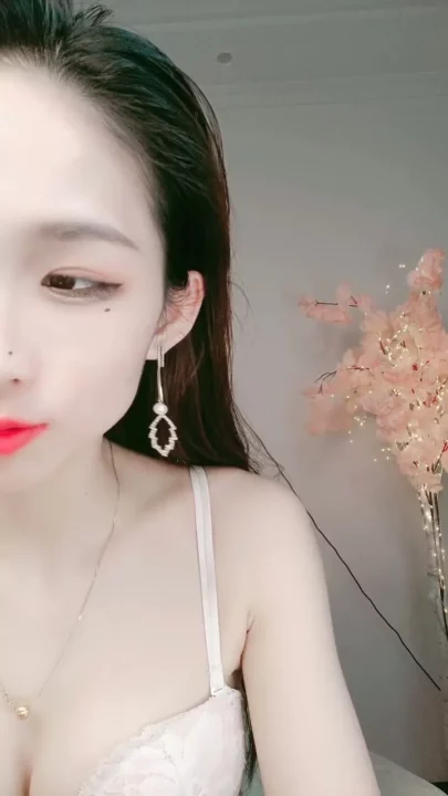 Petite Asian Model Teases in White Lingerie During Solo Livestream のスクリーンショット 15