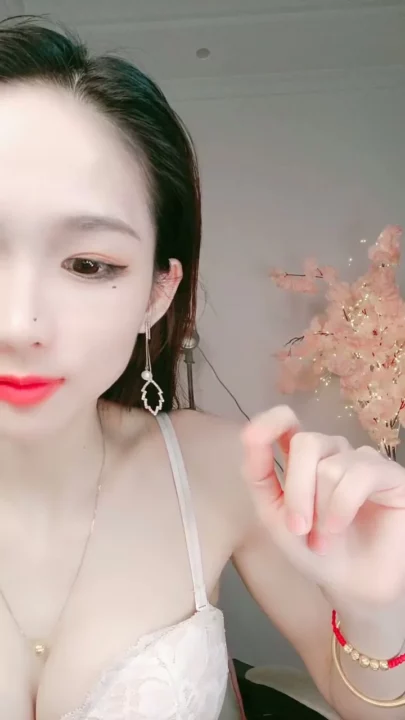 Petite Asian Model Teases in White Lingerie During Solo Livestream のスクリーンショット 16