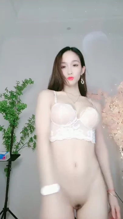Petite Asian Model Teases in White Lingerie During Solo Livestream のスクリーンショット 3