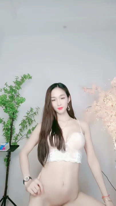 Petite Asian Model Teases in White Lingerie During Solo Livestream のスクリーンショット 4