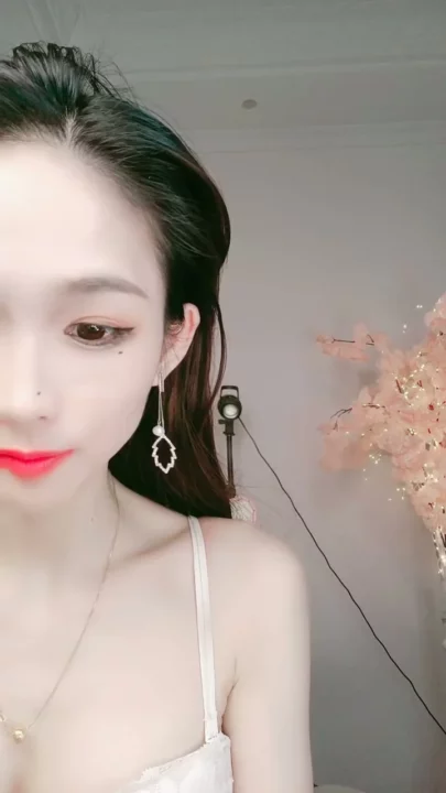 Petite Asian Model Teases in White Lingerie During Solo Livestream のスクリーンショット 5
