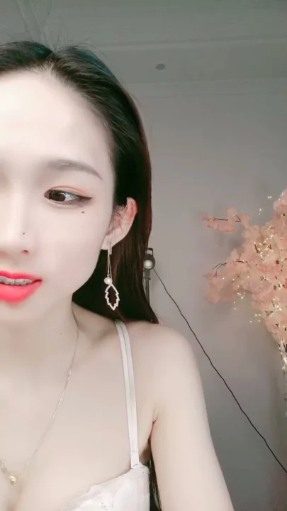 Petite Asian Model Teases in White Lingerie During Solo Livestream のスクリーンショット 6
