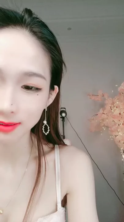 Petite Asian Model Teases in White Lingerie During Solo Livestream のスクリーンショット 7