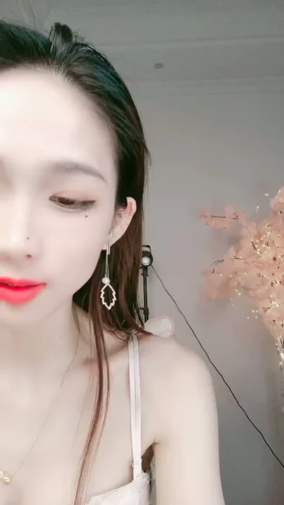 Petite Asian Model Teases in White Lingerie During Solo Livestream のスクリーンショット 8