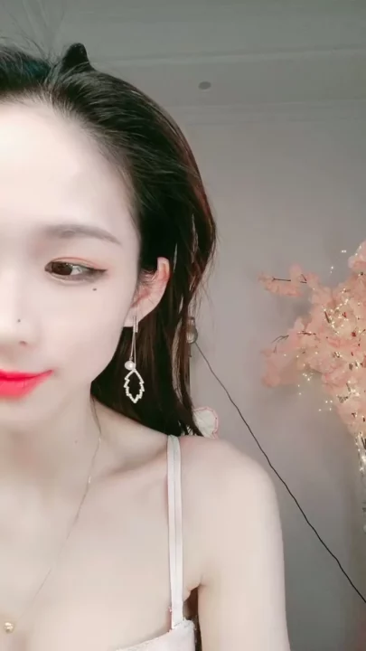 Petite Asian Model Teases in White Lingerie During Solo Livestream のスクリーンショット 9