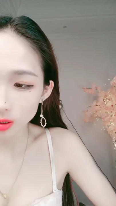 Petite Asian Model Teases in White Lingerie During Solo Livestream のスクリーンショット 10