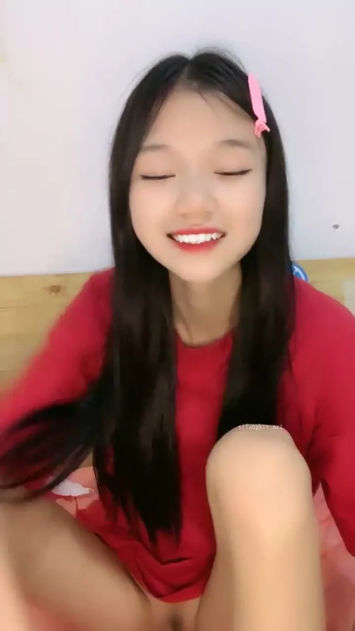 Play video: Red Crop Top Tease — Petite Japanese Amateur Solo Gap Moe