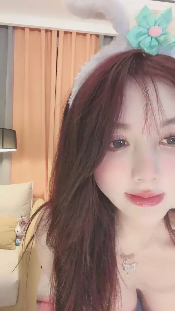Play video: Amateur Livestream Leak — Petite Asian in Blue Lingerie Shows Face